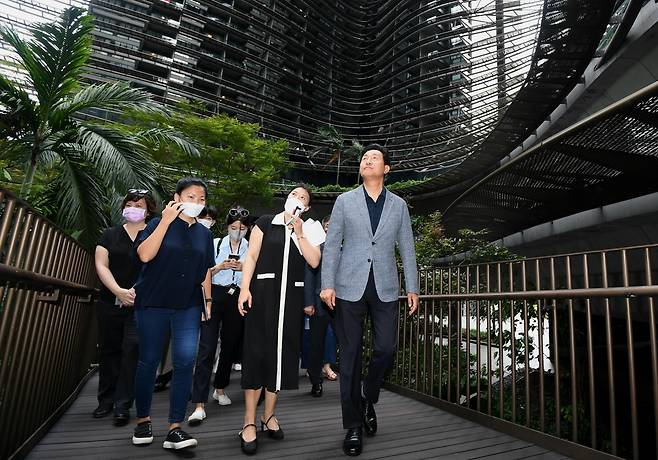 싱가포르의 복합개발단지 '마리나 원'을 살펴보는 오세훈 서울시장 (싱가포르=연합뉴스) 오세훈 서울시장이 30일 오후(현지시간) 싱가포르의 마리나베이에 위치한 주거·관광·국제업무 복합개발단지 '마리나 원'을 방문해 주택 전문가들과 대화하고 있다. 마리나 원은 토지이용규제가 전혀 없는, 창의적이고 유연한 용도복합형 개발방식인 싱가포르의 도시계획 정책 '화이트사이트'를 적용해 개발됐다. 2022.07.31. [서울시 제공. 재판매 및 DB 금지]