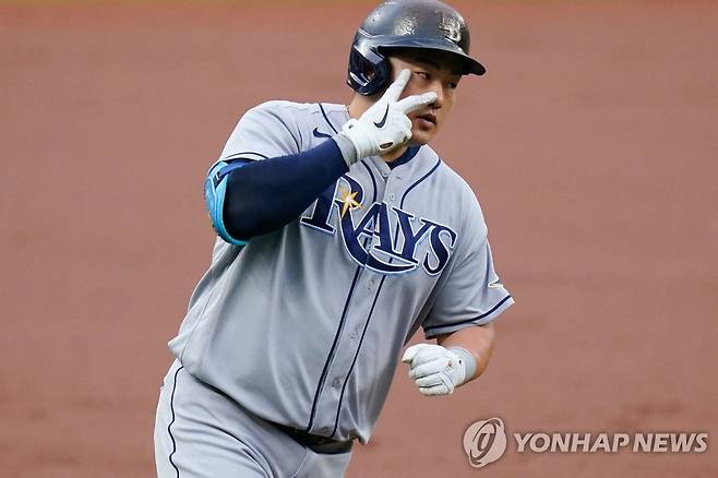 2점 홈런 터뜨린 탬파베이 최지만 (볼티모어 로이터/USA TODAY=연합뉴스) 미국 메이저리그(MLB) 탬파베이 레이스 최지만이 27일(현지시간) 미국 메릴랜드주 볼티모어의 오리올 파크 앳 캠던 야즈에서 열린 볼티모어 오리올스와의 경기 1회에 2점 홈런을 친 뒤 세리머니를 하고 있다. 2022.07.28 ddy04002@yna.co.kr