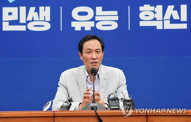 우상호 비대위원장 기자간담회 (서울=연합뉴스) 백승렬 기자 = 더불어민주당 우상호 비상대책위원장이 31일 국회 본청 당대표회의실에서 열린 기자간담회에서 발언하고 있다. 2022.7.31 [국회사진기자단] srbaek@yna.co.kr