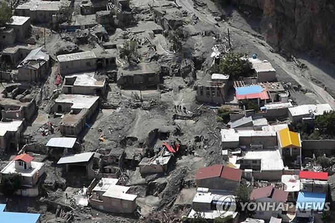 폭우로 인한 홍수 피해를 본 이란 마을 (테헤란 AFP=연합뉴스) 30일(현지시간) 이란 테헤란주 동부 지역 마을이 홍수 피해로 토사로 뒤덮여있다. 2022.7.31 photo@yna.co.kr [이란 대통령실 제공. 재판매 및 DB 금지]