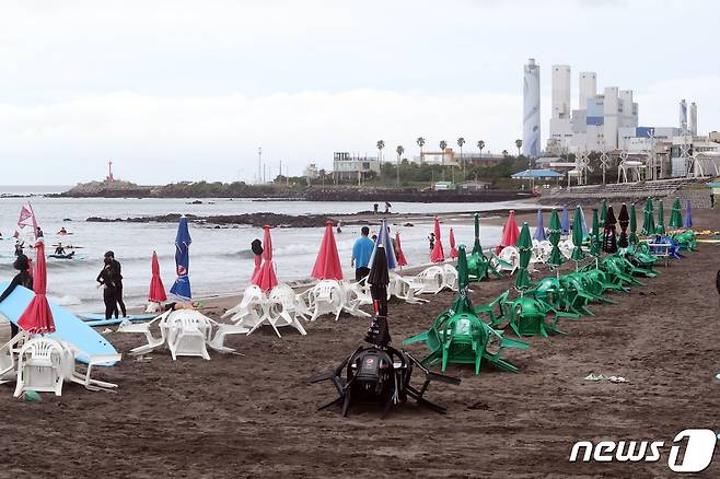 제5호 태풍 ‘송다’가 지나간 31일 제주시 삼양해수욕장이 한산한 모습을 보이고 있다. 이날 오후 2시 기준 제주도 산지에는 호우경보가, 제주 남부와 동부에는 호우주의보가 발효된 상태다.2022.7.31/뉴스1 ⓒ News1 홍수영 기자