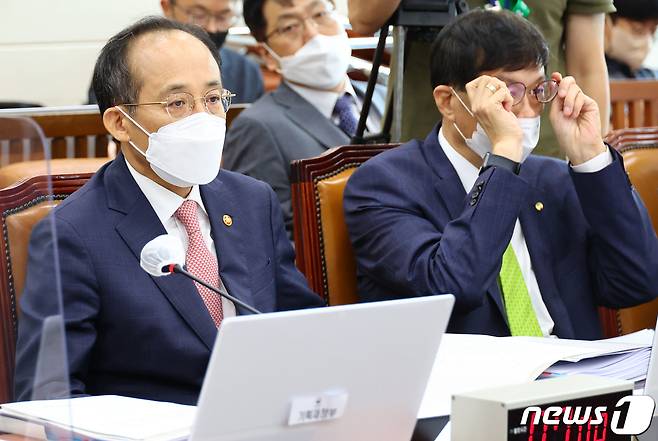 추경호 경제부총리 겸 기재부장관과 이창용 한국은행 총재가 1일 서울 여의도 국회에서 열린 기획재정위원회 제1차 전체회의에 출석해 있다. (공동취재) 2022.8.1/뉴스1 ⓒ News1 허경 기자