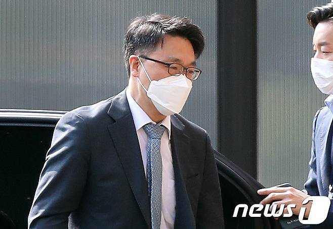 김진욱 고위공직자범죄수사처장이 13일 오전 경기도 정부과천청사 내 공수처로 출근하고 있다. 2022.6.13/뉴스1 ⓒ News1 박지혜 기자