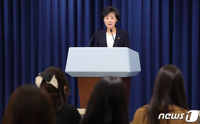 박순애 사회부총리 겸 교육부 장관이 지난달 29일 용산 대통령실에서 윤석열 대통령에게 교육부 업무보고를 마친 뒤 브리핑 하고 있다. (대통령실사진기자단) ⓒ News1 안은나 기자