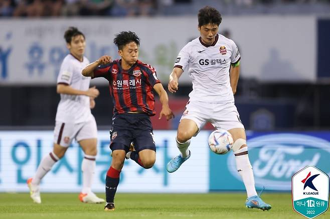 수원FC 이승우(왼쪽) (한국프로축구연맹 제공) ⓒ 뉴스1