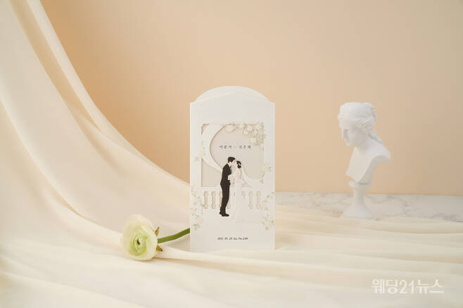 웨딩베일과 은은한 꽃송이를 표현해 두 사람의 사랑스러운 모습을 담아낸 '프로미스 유(BH0218)'