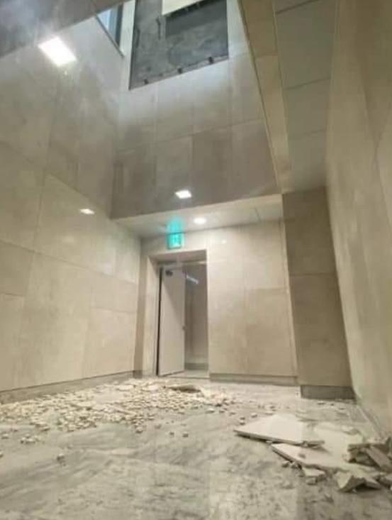 지난달 31일 서울 강남구 일원동 아파트 디에이치자이 개포의 한 동 건물에서 대리석 내벽이  떨어져 나와 바닥에 부서져 있는 모습. /네이버 부동산스터디