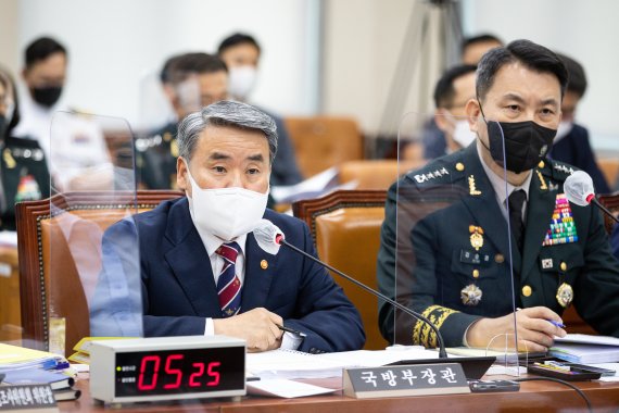 이종섭 국방부 장관(왼쪽)과 김승겸 합참의장. 사진=뉴스1