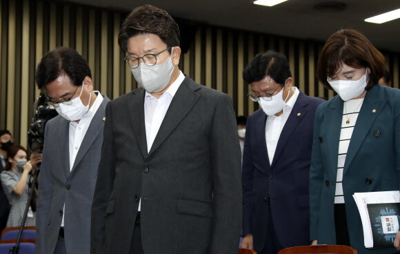 국민의힘 권성동 원내대표가 1일 오후 국회에서 열린 의원총회에서 묵념하고 있다. 공동취재사진