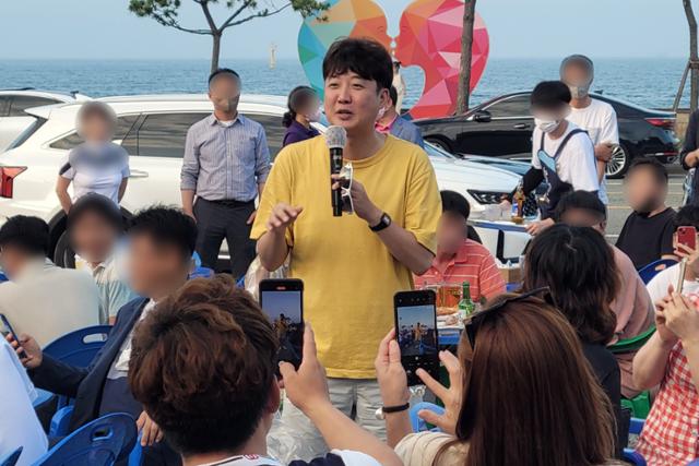이준석 국민의힘 대표가 지난 24일 경북 포항 송도해변 한 식당에서 지지자 및 시민들과 치킨을 나눠 먹으며 대화하는 