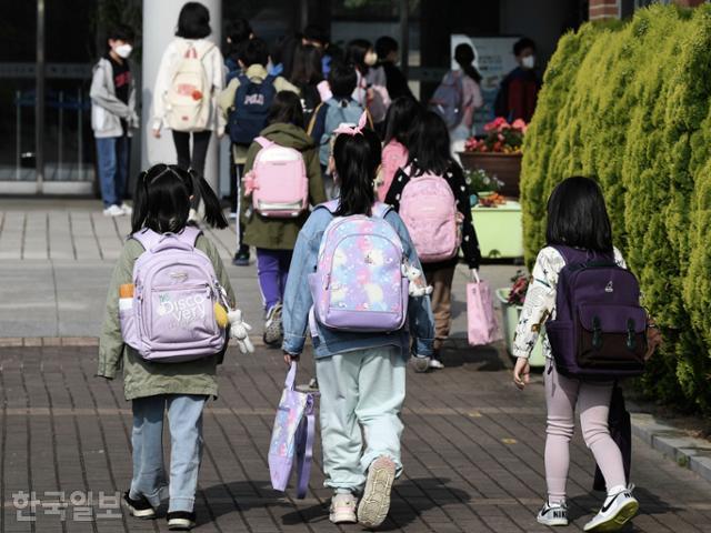 서울의 한 초등학교에서 학생들이 등교하고 있다. 이한호 기자