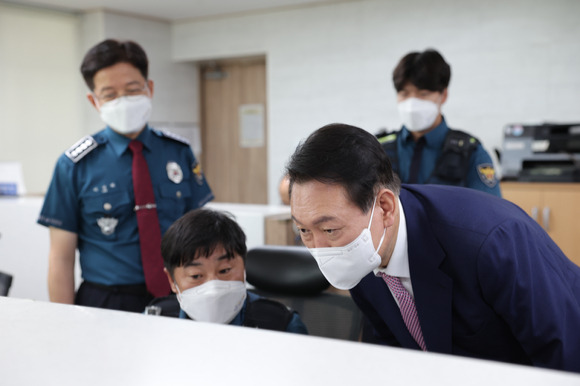 윤석열 대통령이 29일 서울 서대문경찰서 신촌지구대를 방문해 지구대 업무 관련 이야기를 나누고 있다. 2022.07.29. [사진=대통령실]