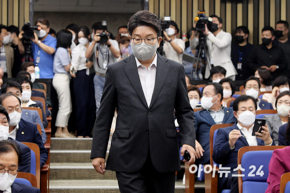 권성동 국민의힘 당대표 직무대행 겸 원내대표가 1일 오후 서울 여의도 국회에서 열린 의원총회에 참석하고 있다. [사진=김성진 기자]