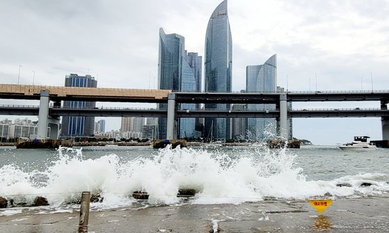 제5호 태풍 '송다' 간접 영향으로 해상에 풍랑특보가 발효된 31일 오후 부산 민락수변공원에 파도가 덮치고 있다. 연합뉴스