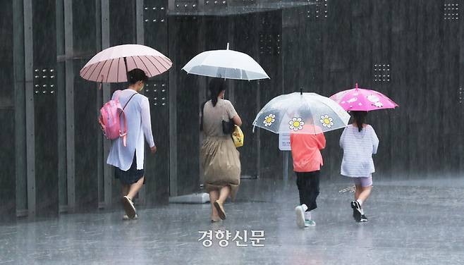 우산을 쓴 시민들이 지난달 13일 서울 서대문구 이화여대 교정에서 장맛비를 맞으며 걷고 있다. /한수빈 기자