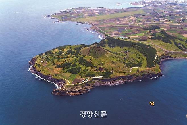 수려한 경관을 뽐내는 제주 송악산을 하늘에서 내려다본 사진. 제주관광공사 제공