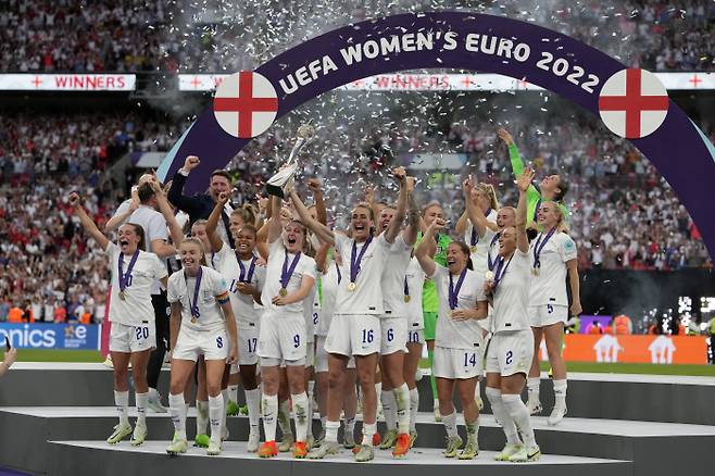 개최국 잉글랜드, 홈팬들 앞에서 첫 우승 ‘축포’ 잉글랜드 여자 축구대표팀 선수들이 지난 1일 영국 런던 웸블리 스타디움에서 열린 2022 여자 유럽축구선수권대회 독일과의 결승전에서 승리해 사상 처음 유럽 챔피언에 오른 뒤 트로피를 들고 기뻐하고 있다. 런던 | AP연합뉴스