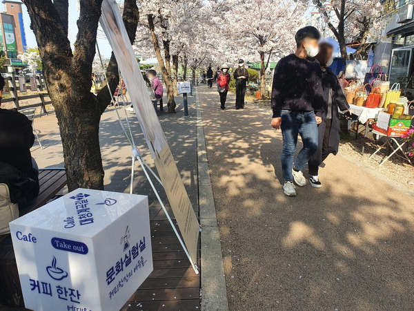 지난해 김해시가 개통한 13.5㎞ 장유누리길을 탐방객들이 거닐고 있다.  박동필 기자