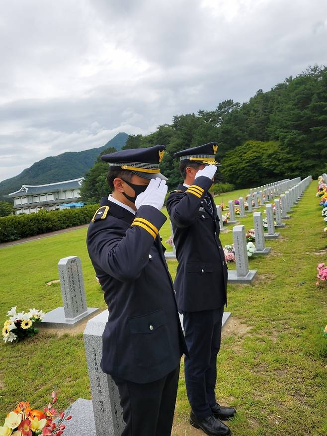 류근창 경남 마산동부경찰서 양덕지구대장(경감, 오른쪽)과 김기범 김해중부서 경찰직장협의회장(경위, 왼쪽)이 지난달 30일 오후 국립대전현충원 경찰묘역을 찾아 참배하고 있다./사진제공=류근창 경남 마산동부경찰서 양덕지구대장