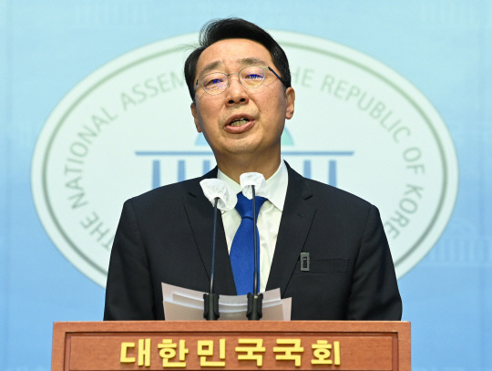 윤영찬 더불어민주당 의원이 지난 7월 12일 서울 영등포구 국회 소통관에서 기자회견을 열고 당 최고위원 출마를 선언하고 있다. 공동취재사진