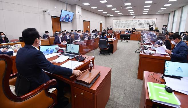 김도읍 법사위원장이 1일 오후 서울 여의도 국회에서 열린 법제사법위원회 전체회의에서 의사봉을 두드리고 있다. [연합]