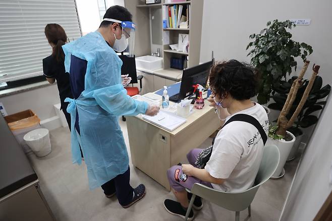 사진은 1일 서울 시내 한 병원에서 신속항원검사를 받는 시민. [연합]