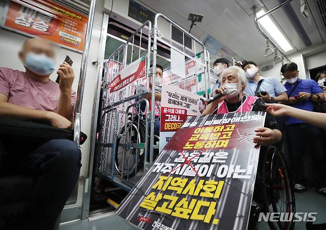 [서울=뉴시스] 김진아 기자 = 박경석 전국장애인차별철폐연대 공동상임대표가 1일 오전 서울 종로구 5호선 광화문역에서 열린 '제34차 출근길 지하철탑니다'에서 지하철 승하차 시위를 하며 발언하고 있다. 전장연은 내년도 본예산에 장애인 권리 예산 반영, 장애인 권리 4대 법률 제개정, 서울시의 장애인 탈시설 지원 조례 재정 등을 요구하며 지난해 12월부터 출근길 지하철 선전전을 진행하고 있다. 2022.08.01. bluesoda@newsis.com