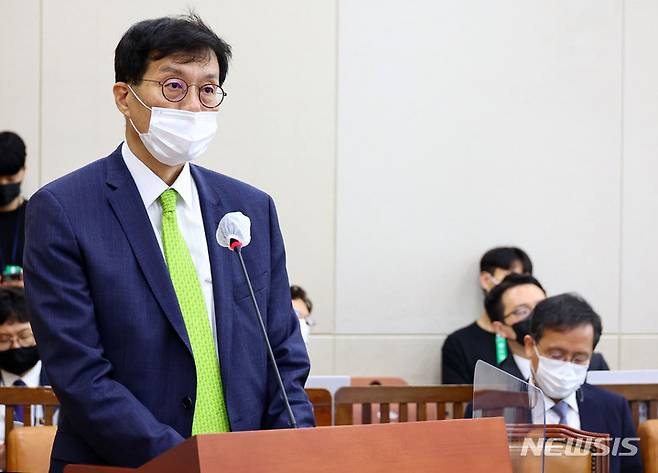 [서울=뉴시스] 김선웅 기자 = 이창용 한국은행 총재가 1일 서울 여의도 국회에서 열린 기획재정위원회 전체회의에서 업무보고를 하고 있다. (공동취재사진) 2022.08.01. photo@newsis.com