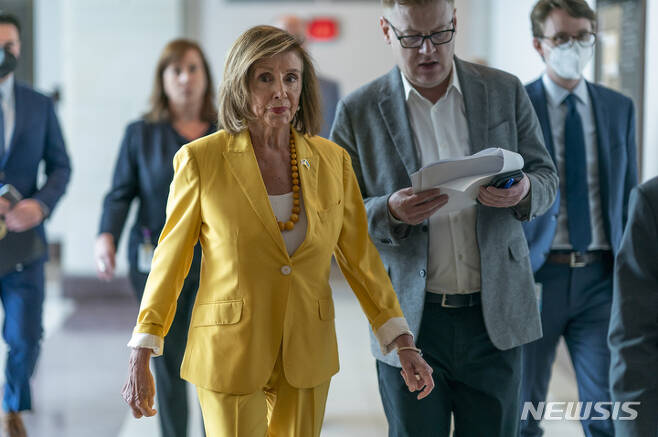 [워싱턴=AP/뉴시스]낸시 펠로시 미국 하원의장이 21일(현지시간) 의회에 도착한 모습. 2022.07.21.