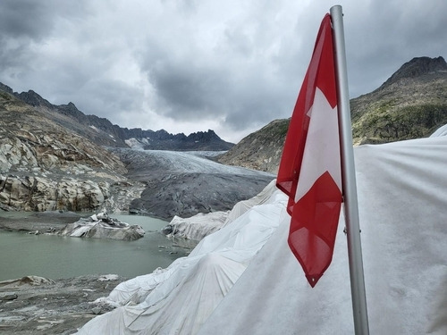 지난달 30일(현지시간) 스위스 알프스 산악지역 발레주의 론 빙하에는 햇빛을 반사해 얼음의 소실을 막기 위한 흰색 천막이 덮어져 있다. 발레[스위스]=연합뉴스