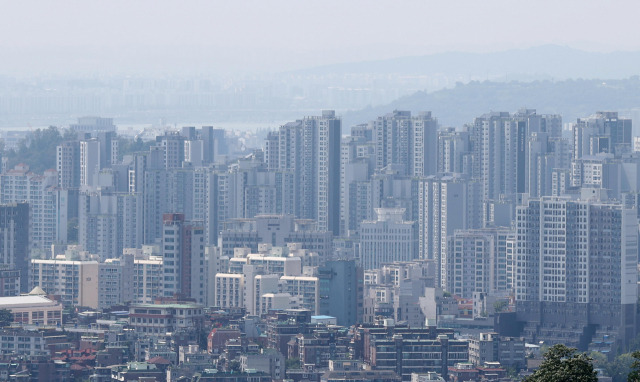 지난달 28일 서울 남산에서 바라본 아파트. /연합뉴스