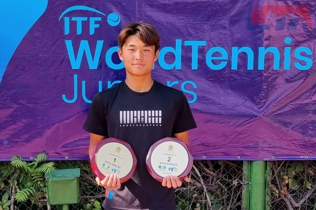 ▲ 우즈베키스탄에서 열린 ITF 주니어 J3대회 단식에서 우승, 복식에서 준우승한 장우혁 ⓒ대한테니스협회