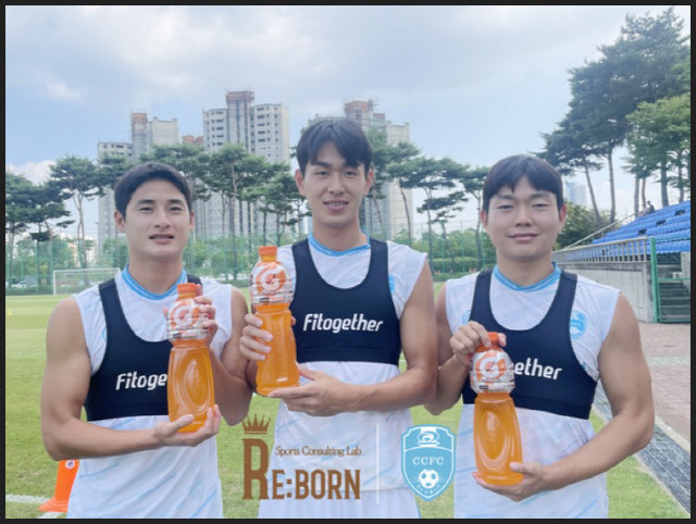 ▲ 리:본스포츠컨설팅랩으로부터 음료를 지원 받는 천안시축구단 ⓒ천안시축구단
