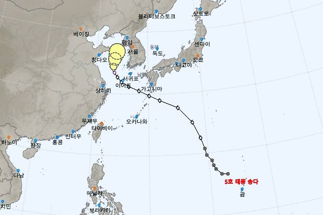 태풍 '송다' 간접영향…광주·전남 최대 200㎜ 비 (광주=연합뉴스) 북상하는 제5호 태풍 송다(SONGDA) 간접 영향으로 광주와 전남에 많은 비가 내리겠다.
    31일 광주지방기상청에 따르면 이날부터 이틀 동안 광주와 전남에 50∼100㎜의 비가 예상된다.
    남해안과 지리산 부근 등 많은 곳은 200㎜ 이상 예보됐다. 사진은 태풍 송다 이동경로(31일 오전 7시 30분). 2022.7.31 [기상청 제공. 재판매 및 DB 금지] photo@yna.co.kr