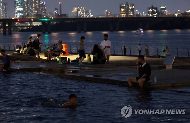 한강에서 열대야 피하기 (서울=연합뉴스) 김인철 기자 = 29일 오후 서울 영등포구 여의도한강공원에서 시민들이 열대야를 피해 더위를 식히고 있다. 2022.7.29 yatoya@yna.co.kr