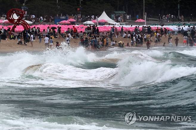 태풍 파도에 막힌 물놀이 (부산=연합뉴스) 손형주 기자 = 제5호 태풍 '송다'의 간접 영향으로 흐린 날씨를 보인 31일 오후 부산 해운대해수욕장에 높은 파도 속 입욕이 금지돼 피서객들이 백사장에서 대기하고 있다.
2022.7.31 handbrother@yna.co.kr