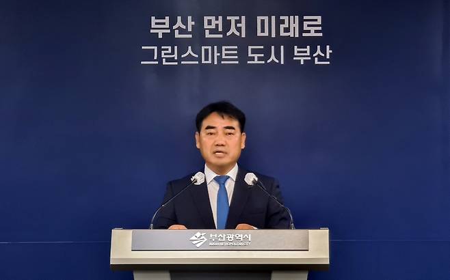 브리핑하는 이성권 부산시 경제부시장  (부산=연합뉴스) 민영규 기자 = 이성권 부산시 경제부시장이 1일 부산시 산하 공공기관 통폐합 방향에 대해 브리핑하고 있다. 2022.8.1 
 youngkyu@yna.co.kr (끝)