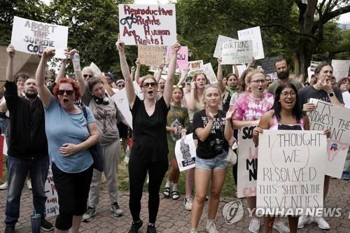 지난 달 미국 캔자스주 캔자스시티에서 열린 낙태권 찬성 집회 [AP연합뉴스 자료사진. 재판매 및 DB 금지]