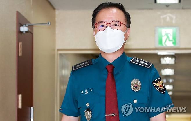 경찰국 신설 관련 현장 소통 간담회 참석하는 김광호 서울청장 김광호 서울경찰청장이 29일 오후 서울 종로구 서울경찰청에서 열린 경찰국 신설 관련 현장 소통 간담회에 참석하기 위해 간담회장으로 이동하고 있다. 2022.7.29 [공동취재] superdoo82@yna.co.kr