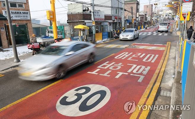 어린이보호구역 횡단보도 노란색으로 바꾼다…경찰청 시범사업 [연합뉴스 자료사진]