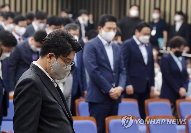 묵념하는 권성동 원내대표 (서울=연합뉴스) 하사헌 기자 = 국민의힘 권성동 원내대표가 1일 오후 국회에서 열린 의원총회에서 묵념하고 있다. 2022.8.1 [국회사진기자단] toadboy@yna.co.kr