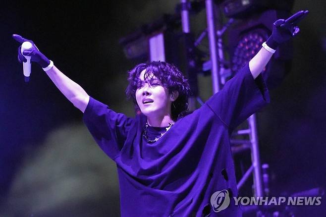 '롤라팔루자 뮤직 페스티벌'서 공연하는 제이홉 (시카고 AP=연합뉴스) 방탄소년단(BTS) 멤버 제이홉(28)이 지난달 31일(현지시간) 미국 일리노이주 시카고 그랜트 파크에서 열린 '롤라팔루자 뮤직 페스티벌'에서 공연하고 있다. 제이홉은 28~31일 진행된 축제 마지막 날인 이날 헤드라이너(간판출연자)로 나섰다. 한국 가수가 미국 대형 뮤직 페스티벌 헤드라이너로 나선 것은 그가 처음이다. 2022.8.1 alo95@yna.co.kr