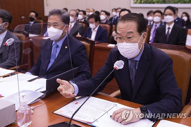 답변하는 권영세 통일부 장관 (서울=연합뉴스) 백승렬 기자 = 권영세 통일부 장관이 1일 국회에서 열린 외교통일위원회 전체회의에서 의원들의 질의에 답변하고 있다. 2022.8.1 [공동취재] srbaek@yna.co.kr