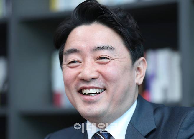 강훈식 더불어민주당 의원이 지난달 7일 서울 여의도 국회 의원회관에서 이데일리와 인터뷰를 하고 있다.(사진=노진환 기자)