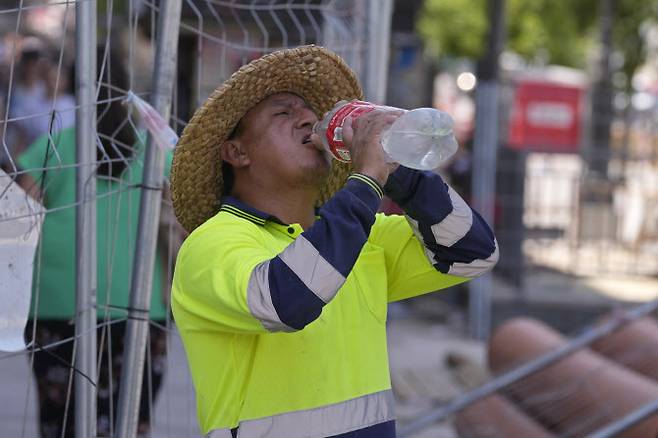 스페인 마드리드에서 한 도로 노동자가 작업 중 물을 마시고 있다. 스페인은 최고 기온 45도를 넘는 폭염에 시달리고 있다(사진=뉴시스).