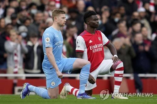 지난 2022년 1월 1일 잉글랜드 프리미어리그 맨체스터 시티와 아스널의 경기 시작에 앞서 'BLM 캠페인'에 동참하며 한쪽 무릎을 꿇은 케빈 더브라위너(좌)와 부카요 사카 사진=AP/연합뉴스