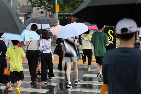 지난달 31일 오후 서울 서초구 고속버스터미널 인근에서 우산을 쓴 시민들이 발걸음을 재촉하고 있다. 〈사진=연합뉴스〉