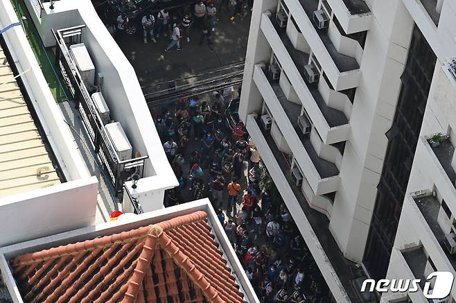 필리핀 북부에서 지난달 27일 규모 7.0의 지진이 발생한 가운데 건물 붕괴를 우려해 마닐라의 직장인들이 사무실 밖으로 대피해 있다. ⓒ AFP=뉴스1
