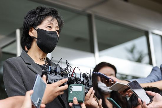 박순애 사회부총리 겸 교육부장관이 1일 오후 서울 영등포구 한국교육시설안전원에서 초등학교 입학연령 하향 학제개편안에 대해 취재진과 질의응답을 하고 있다. [이미지출처=연합뉴스]