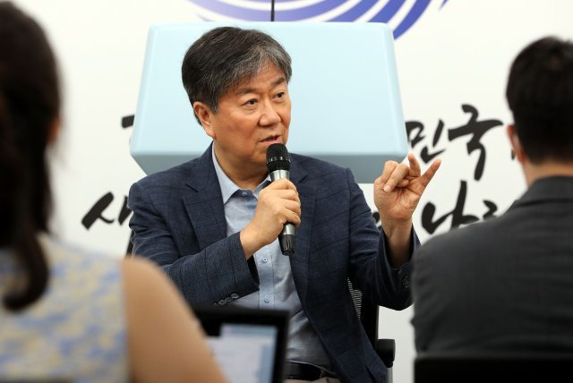 지난 7월 24일 용산 대통령실 오픈라운지에서 취재진 질의에 답하고 있는 김대기 대통령 비서실장. 2022.7.24 대통령실사진기자단